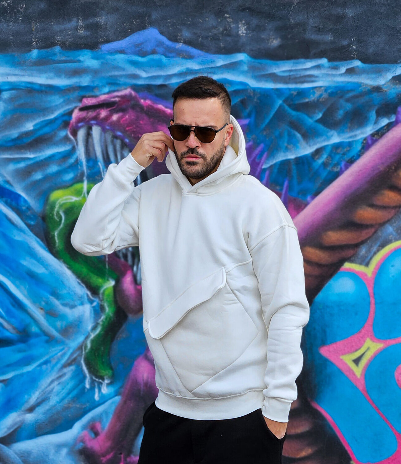 Sweatshirt with waist pocket
